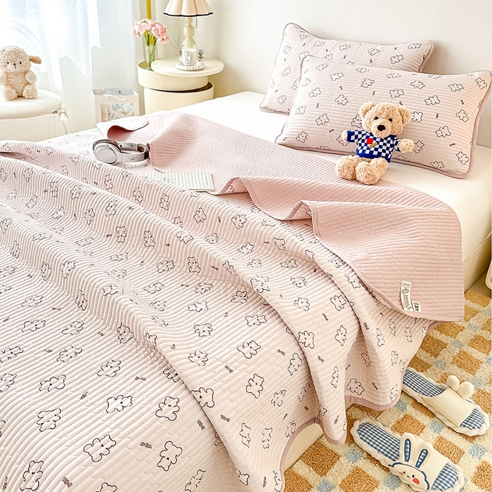 91家纺网 家纺一手货源 找家纺 橘夏家纺2025新款双层纱小云棉多功能床盖-亲密无间 熊宝--浅咖熊宝