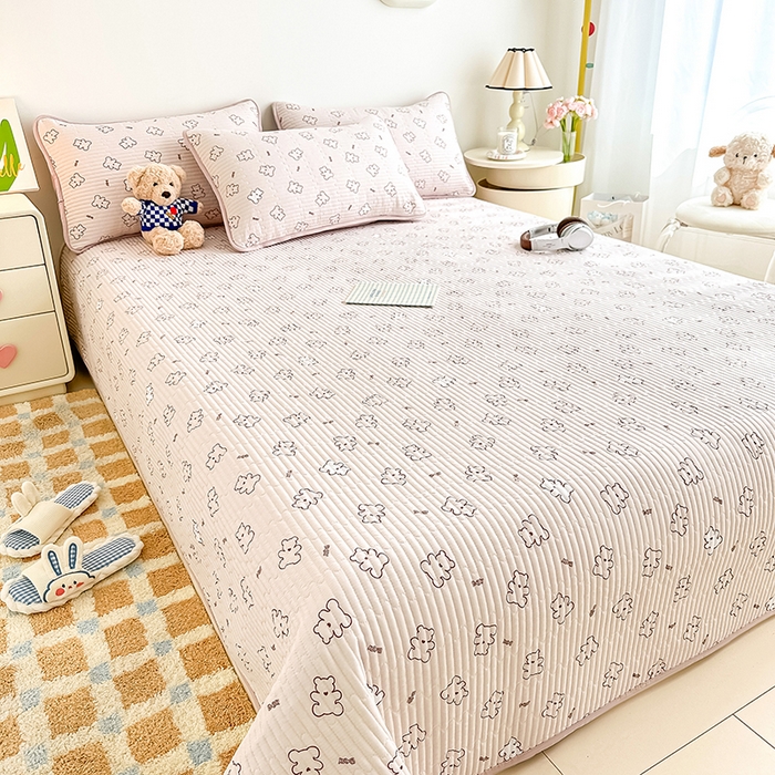 91家纺网 家纺一手货源 找家纺 橘夏家纺2025新款双层纱小云棉多功能床盖-亲密无间 熊宝--浅咖熊宝