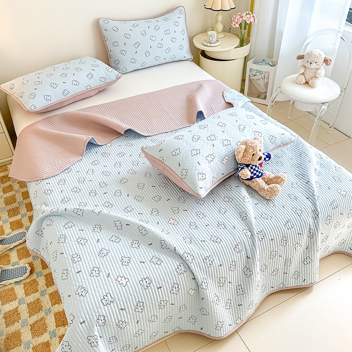 91家纺网 家纺一手货源 找家纺 橘夏家纺2025新款双层纱小云棉多功能床盖-亲密无间 熊宝--浅蓝熊宝