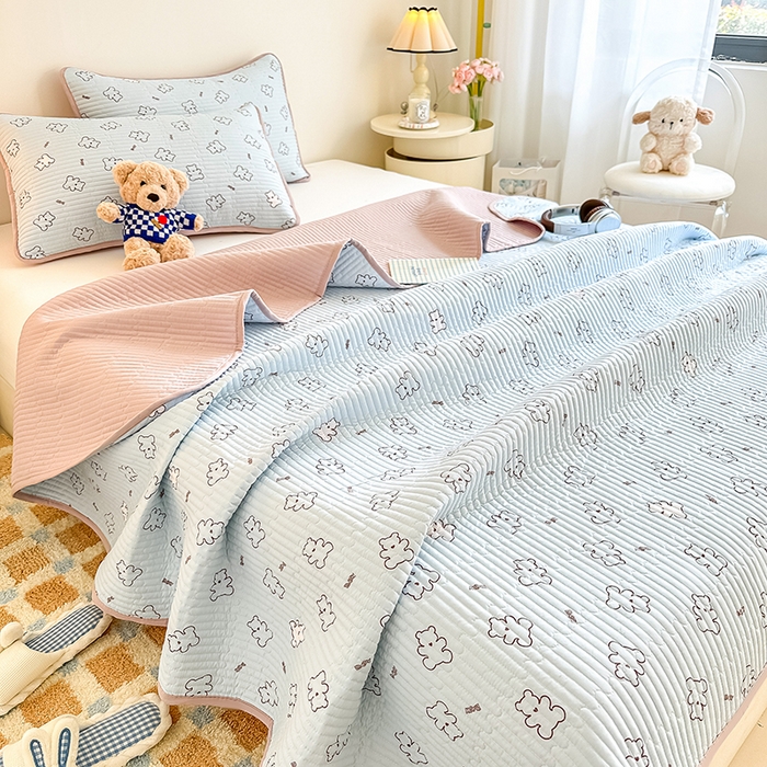 91家纺网 家纺一手货源 找家纺 橘夏家纺2025新款双层纱小云棉多功能床盖-亲密无间 熊宝--浅蓝熊宝