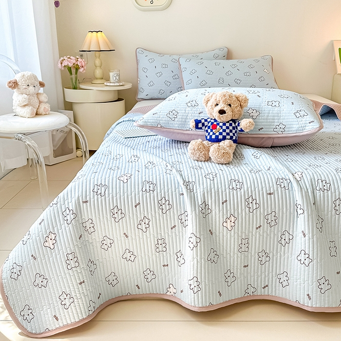 91家纺网 家纺一手货源 找家纺 橘夏家纺2025新款双层纱小云棉多功能床盖-亲密无间 熊宝--浅蓝熊宝