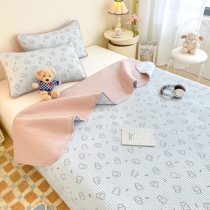 91家纺网 家纺一手货源 找家纺 橘夏家纺2025新款双层纱小云棉多功能床盖-亲密无间 熊宝--浅蓝熊宝