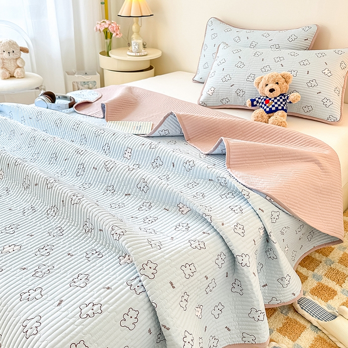 91家纺网 家纺一手货源 找家纺 橘夏家纺2025新款双层纱小云棉多功能床盖-亲密无间 熊宝--浅蓝熊宝