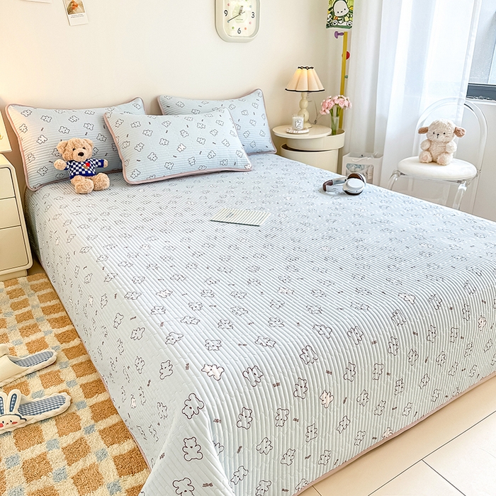 91家纺网 家纺一手货源 找家纺 橘夏家纺2025新款双层纱小云棉多功能床盖-亲密无间 熊宝--浅蓝熊宝