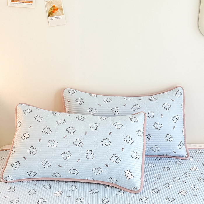 91家纺网 家纺一手货源 找家纺 橘夏家纺2025新款双层纱小云棉多功能床盖-亲密无间 熊宝--浅蓝熊宝