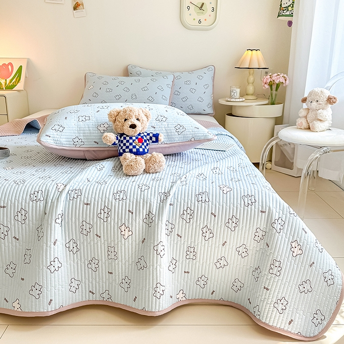 91家纺网 家纺一手货源 找家纺 橘夏家纺2025新款双层纱小云棉多功能床盖-亲密无间 熊宝--浅蓝熊宝