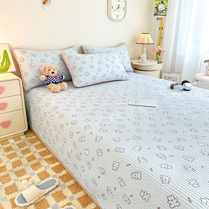 91家纺网 家纺一手货源 找家纺 橘夏家纺2025新款双层纱小云棉多功能床盖-亲密无间 熊宝--浅蓝熊宝