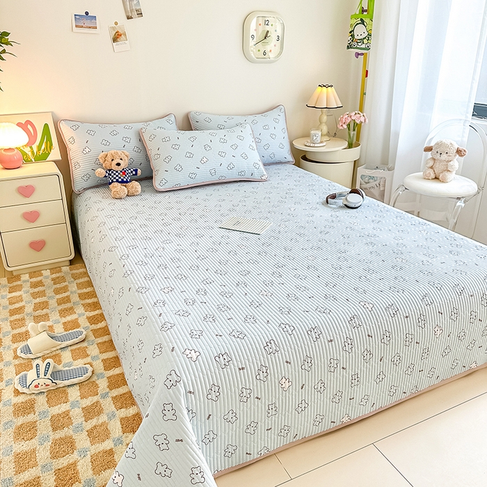 91家纺网 家纺一手货源 找家纺 橘夏家纺2025新款双层纱小云棉多功能床盖-亲密无间 熊宝--浅蓝熊宝