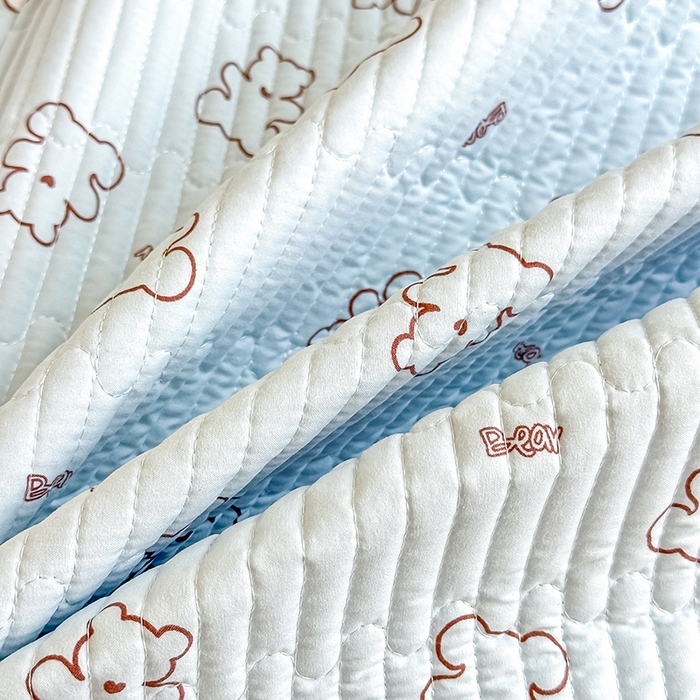 91家纺网 家纺一手货源 找家纺 橘夏家纺2025新款双层纱小云棉多功能床盖-亲密无间 熊宝--浅蓝熊宝