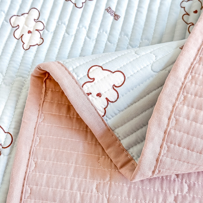 91家纺网 家纺一手货源 找家纺 橘夏家纺2025新款双层纱小云棉多功能床盖-亲密无间 熊宝--浅蓝熊宝