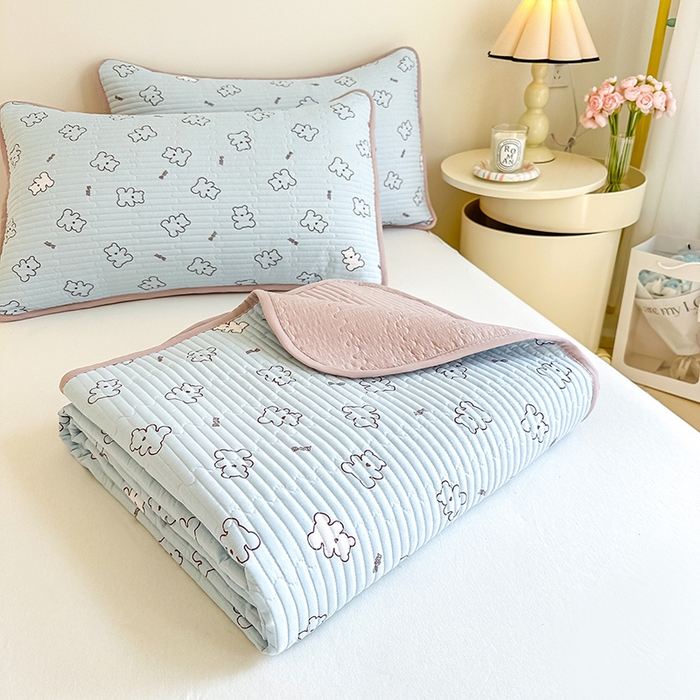 91家纺网 家纺一手货源 找家纺 橘夏家纺2025新款双层纱小云棉多功能床盖-亲密无间 熊宝--浅蓝熊宝