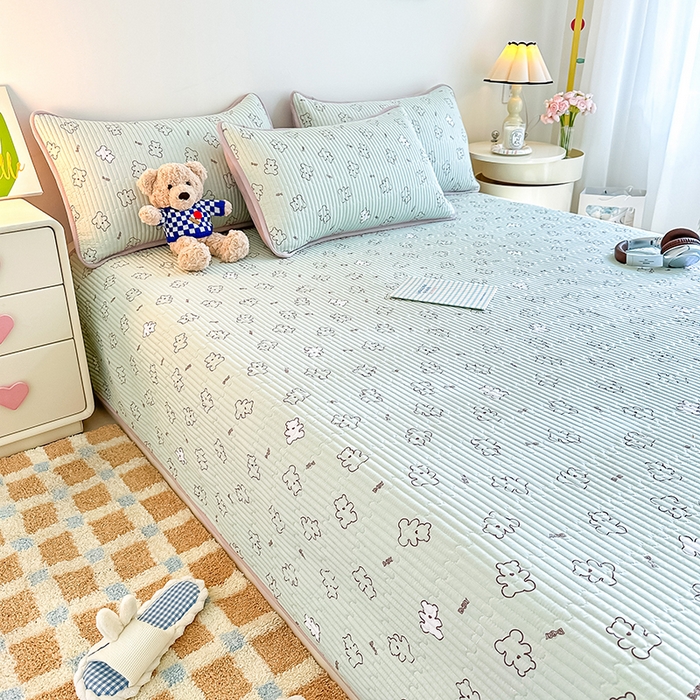 91家纺网 家纺一手货源 找家纺 橘夏家纺2025新款双层纱小云棉多功能床盖-亲密无间 熊宝--浅绿熊宝