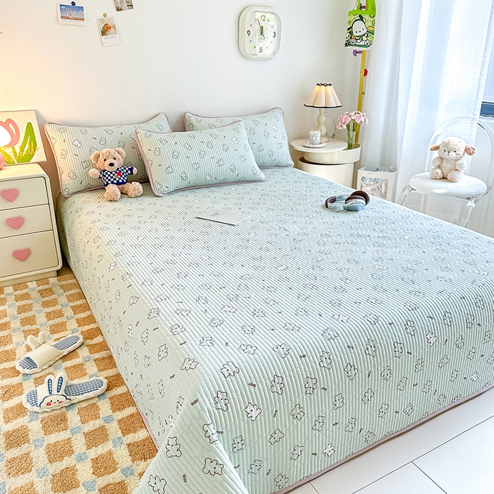 91家纺网 家纺一手货源 找家纺 橘夏家纺2025新款双层纱小云棉多功能床盖-亲密无间 熊宝--浅绿熊宝
