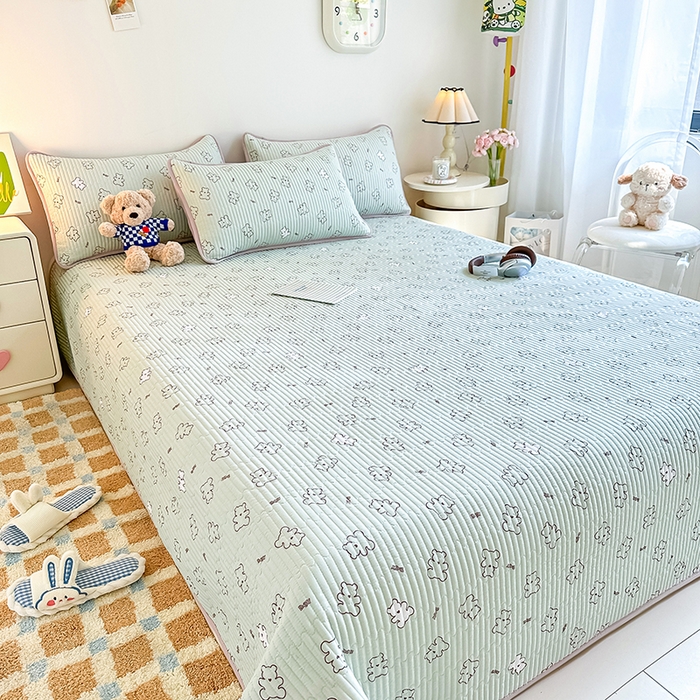 91家纺网 家纺一手货源 找家纺 橘夏家纺2025新款双层纱小云棉多功能床盖-亲密无间 熊宝--浅绿熊宝