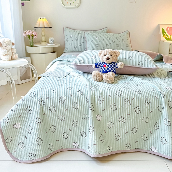 91家纺网 家纺一手货源 找家纺 橘夏家纺2025新款双层纱小云棉多功能床盖-亲密无间 熊宝--浅绿熊宝