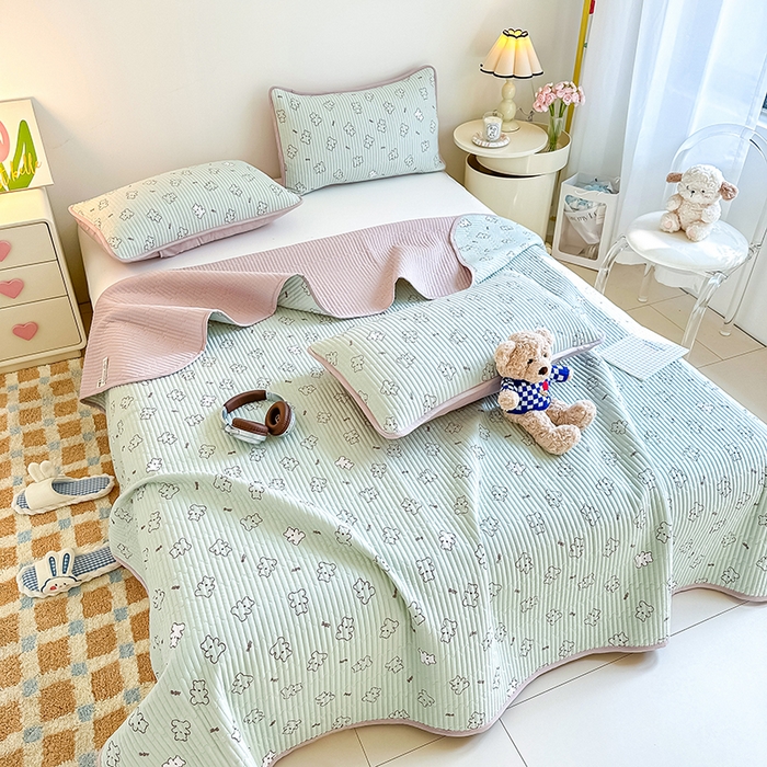 91家纺网 家纺一手货源 找家纺 橘夏家纺2025新款双层纱小云棉多功能床盖-亲密无间 熊宝--浅绿熊宝