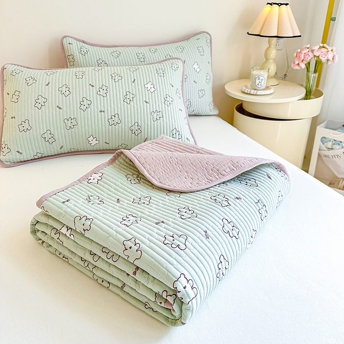 91家纺网 家纺一手货源 找家纺 橘夏家纺2025新款双层纱小云棉多功能床盖-亲密无间 熊宝--浅绿熊宝