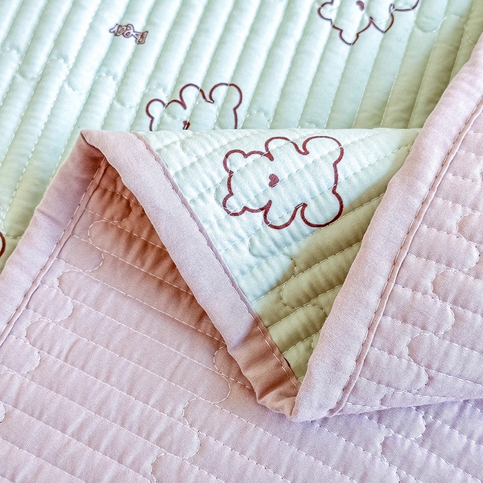 91家纺网 家纺一手货源 找家纺 橘夏家纺2025新款双层纱小云棉多功能床盖-亲密无间 熊宝--浅绿熊宝