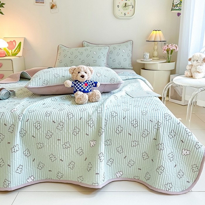 91家纺网 家纺一手货源 找家纺 橘夏家纺2025新款双层纱小云棉多功能床盖-亲密无间 熊宝--浅绿熊宝