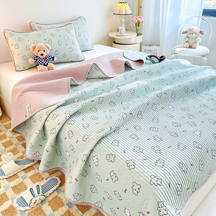 91家纺网 家纺一手货源 找家纺 橘夏家纺2025新款双层纱小云棉多功能床盖-亲密无间 熊宝--浅绿熊宝