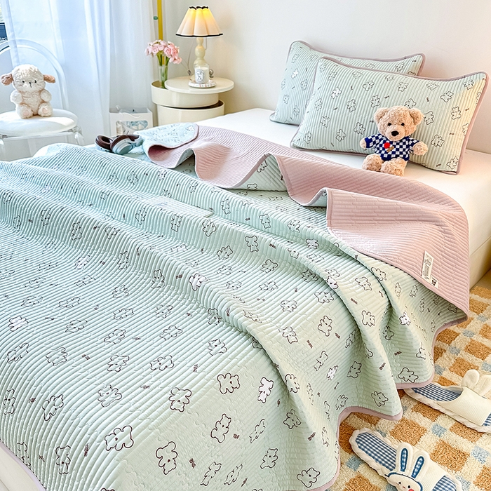 91家纺网 家纺一手货源 找家纺 橘夏家纺2025新款双层纱小云棉多功能床盖-亲密无间 熊宝--浅绿熊宝