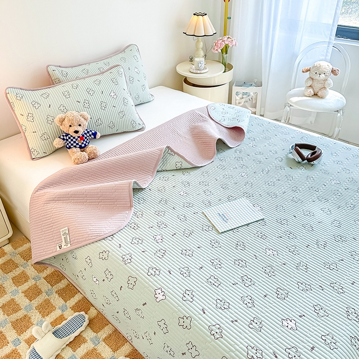 91家纺网 家纺一手货源 找家纺 橘夏家纺2025新款双层纱小云棉多功能床盖-亲密无间 熊宝--浅绿熊宝