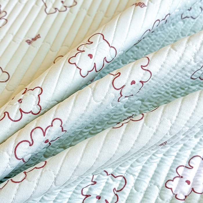 91家纺网 家纺一手货源 找家纺 橘夏家纺2025新款双层纱小云棉多功能床盖-亲密无间 熊宝--浅绿熊宝