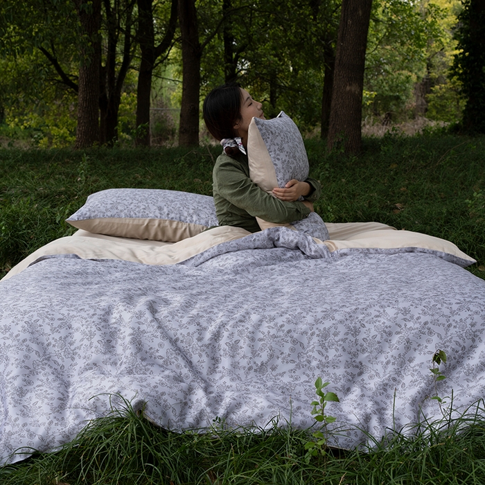 91家纺网 家纺一手货源 找家纺 禾时 2025新款60S兰精天丝数码印花四件套进口莱赛尔床品四件套-花未央 花未央-灰