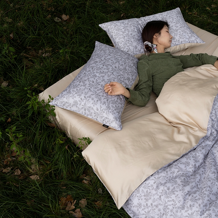 91家纺网 家纺一手货源 找家纺 禾时 2025新款60S兰精天丝数码印花四件套进口莱赛尔床品四件套-花未央 花未央-灰