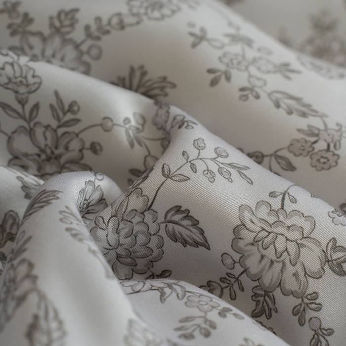 91家纺网 家纺一手货源 找家纺 禾时 2025新款60S兰精天丝数码印花四件套进口莱赛尔床品四件套-花未央 花未央-灰