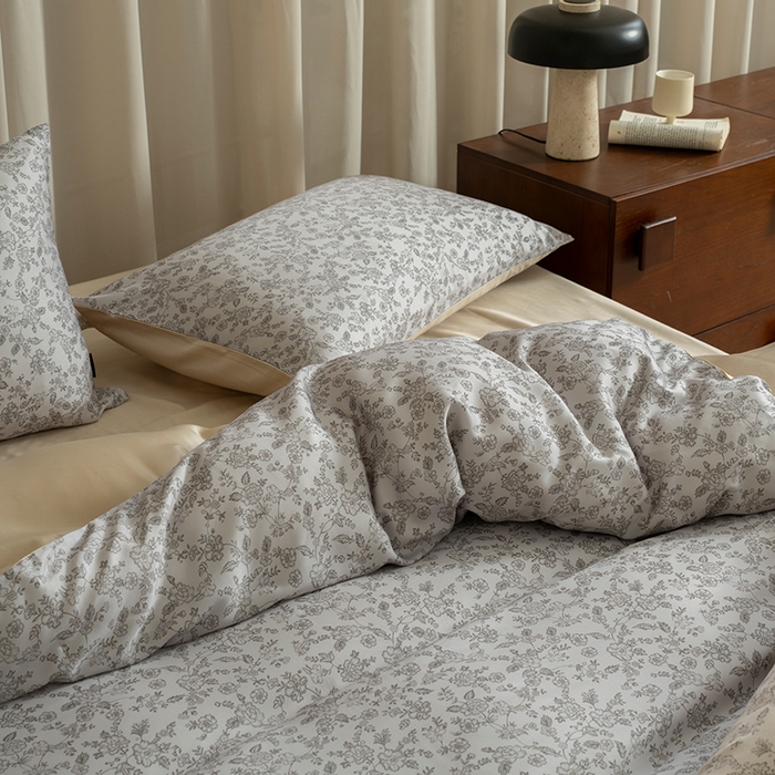 91家纺网 家纺一手货源 找家纺 禾时 2025新款60S兰精天丝数码印花四件套进口莱赛尔床品四件套-花未央 花未央-灰