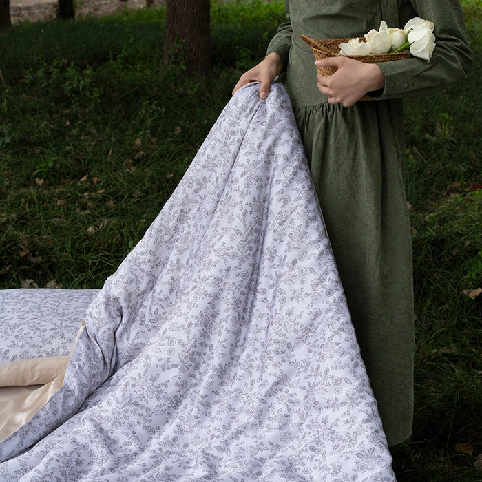 91家纺网 家纺一手货源 找家纺 禾时 2025新款60S兰精天丝数码印花四件套进口莱赛尔床品四件套-花未央 花未央-灰