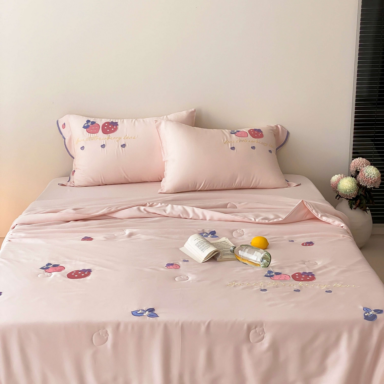 91家纺网 家纺一手货源 找家纺 曼布缇 2025新款A类100S兰精天丝夏被款-草莓物语 草莓物语-甜杏粉