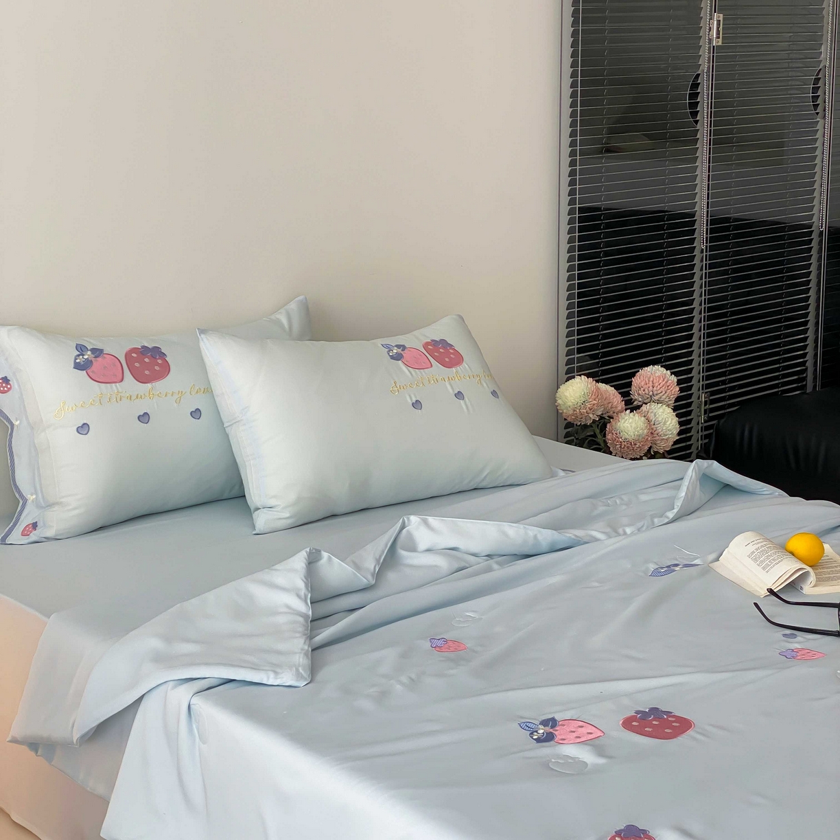 91家纺网 家纺一手货源 找家纺 曼布缇 2025新款A类100S兰精天丝夏被款-草莓物语 草莓物语-奶油蓝