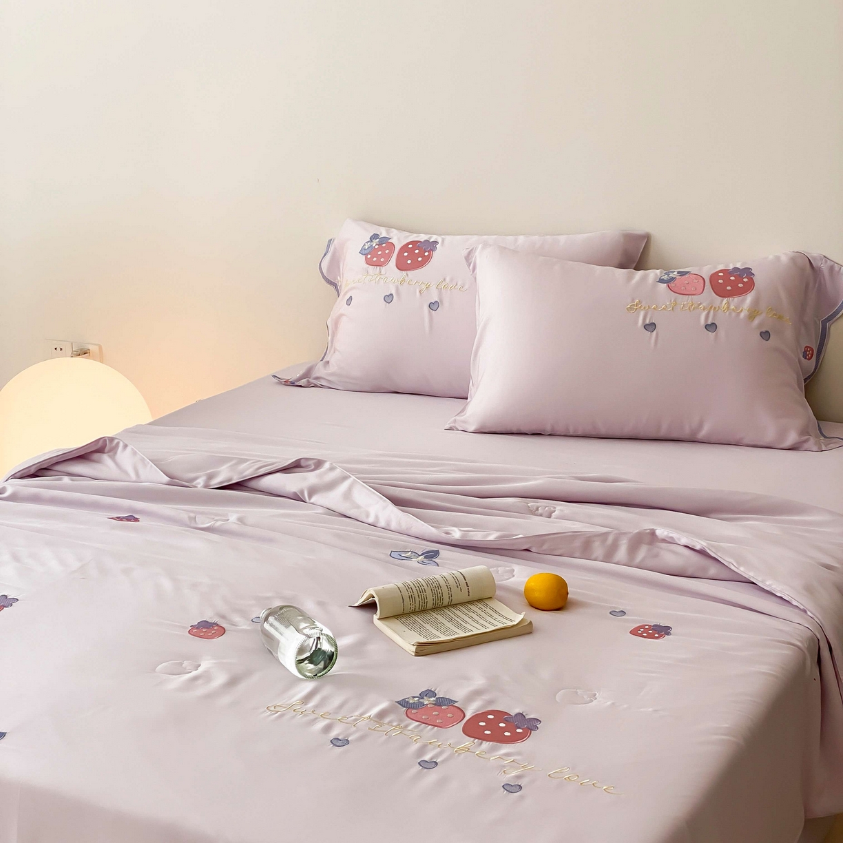 91家纺网 家纺一手货源 找家纺 曼布缇 2025新款A类100S兰精天丝夏被款-草莓物语 草莓物语-丁香小溪