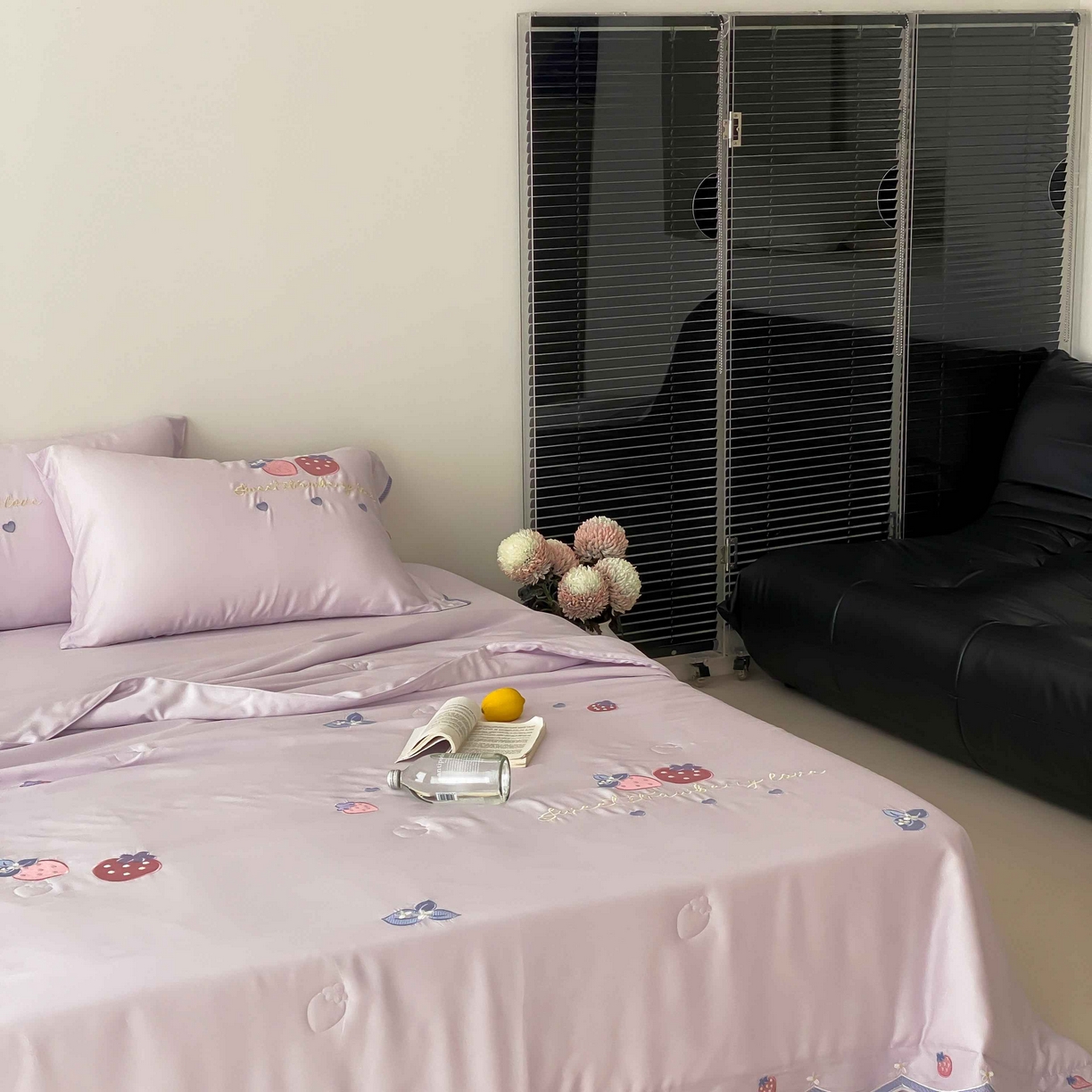 91家纺网 家纺一手货源 找家纺 曼布缇 2025新款A类100S兰精天丝夏被款-草莓物语 草莓物语-丁香小溪