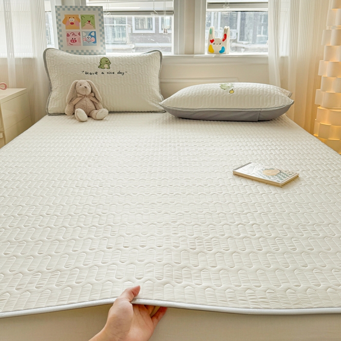 91家纺网 家纺一手货源 找家纺 慕尚家纺 2025刺绣款乳胶凉席水洗棉夏被三件套四件套 恐龙宝宝