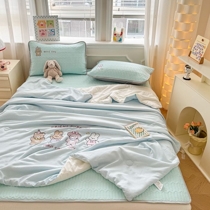 91家纺网 家纺一手货源 找家纺 慕尚家纺 2025刺绣款乳胶凉席水洗棉夏被三件套四件套 安妮兔