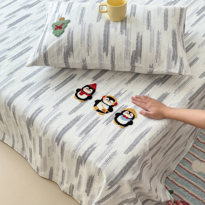 91家纺网 家纺一手货源 找家纺 如意朵 2025全棉老粗布刺绣床单系列 小企鹅