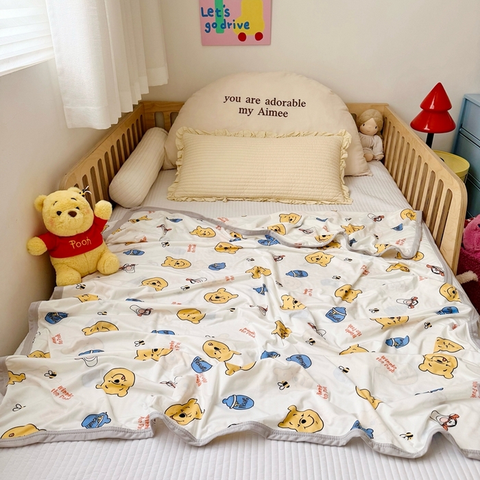 91家纺网 家纺一手货源 找家纺 星期八 2025新款婴儿裸睡级冰丝毯迪斯尼凉感毯 小熊维尼