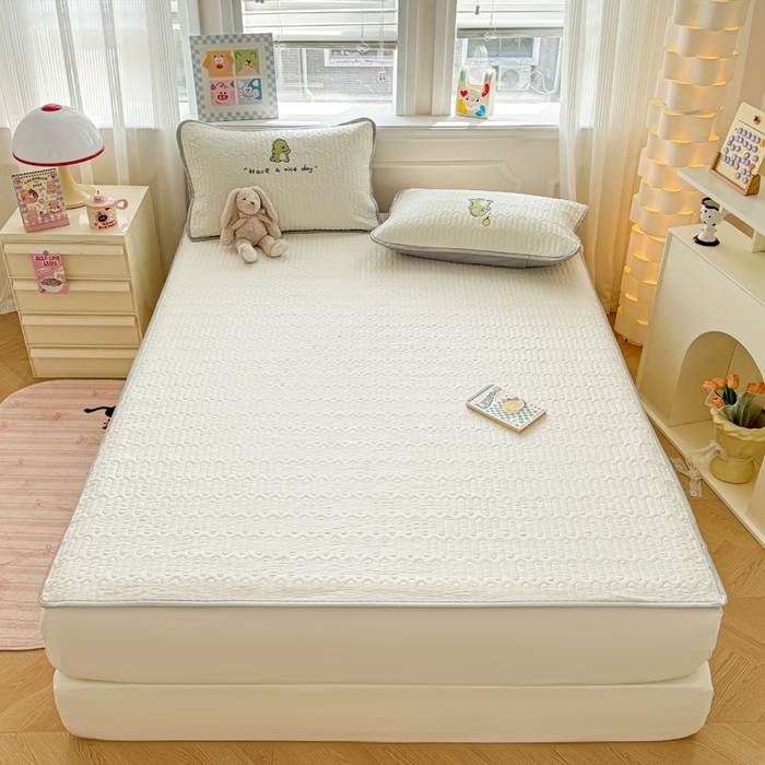 91家纺网 家纺一手货源 找家纺 慕尚家纺 2025刺绣款乳胶凉席水洗棉夏被三件套四件套 恐龙宝宝