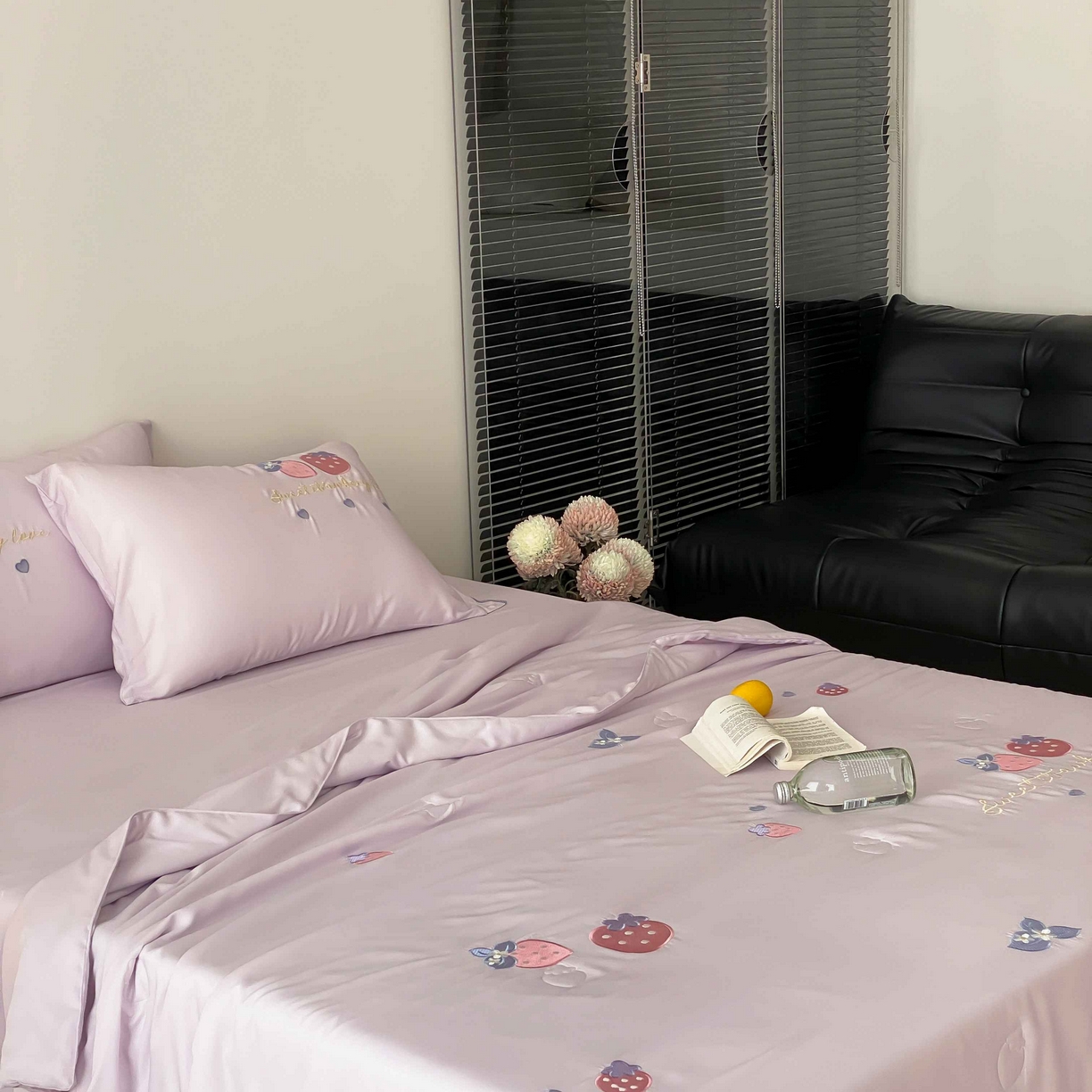 91家纺网 家纺一手货源 找家纺 曼布缇 2025新款A类100S兰精天丝夏被款-草莓物语 草莓物语-丁香小溪