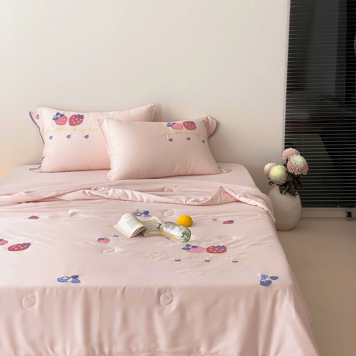 91家纺网 家纺一手货源 找家纺 曼布缇 2025新款A类100S兰精天丝夏被款-草莓物语 草莓物语-甜杏粉