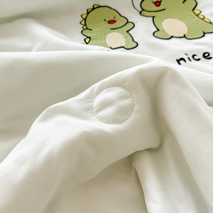 91家纺网 家纺一手货源 找家纺 慕尚家纺 2025刺绣款乳胶凉席水洗棉夏被三件套四件套 恐龙宝宝