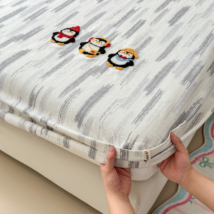 91家纺网 家纺一手货源 找家纺 如意朵 2025全棉老粗布刺绣床笠系列 小企鹅