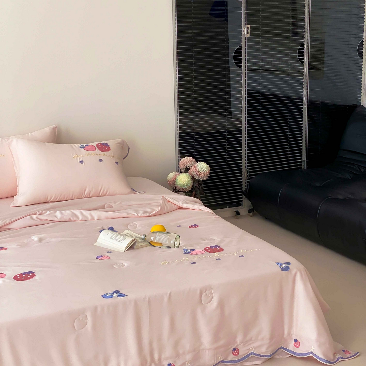 91家纺网 家纺一手货源 找家纺 曼布缇 2025新款A类100S兰精天丝夏被款-草莓物语 草莓物语-甜杏粉