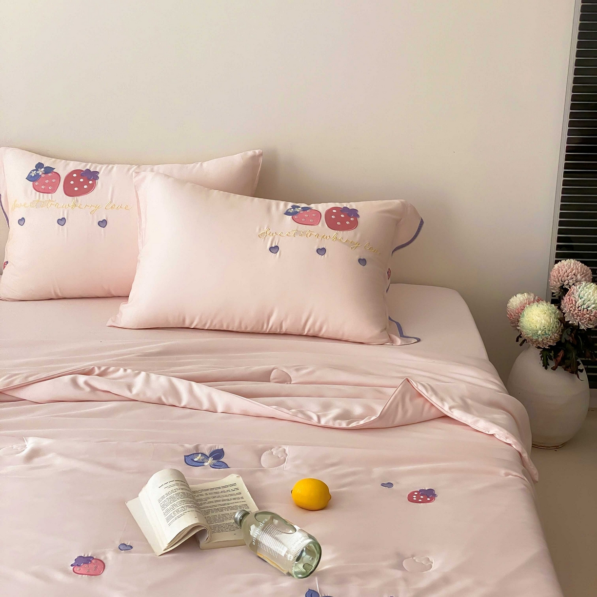 91家纺网 家纺一手货源 找家纺 曼布缇 2025新款A类100S兰精天丝夏被款-草莓物语 草莓物语-甜杏粉