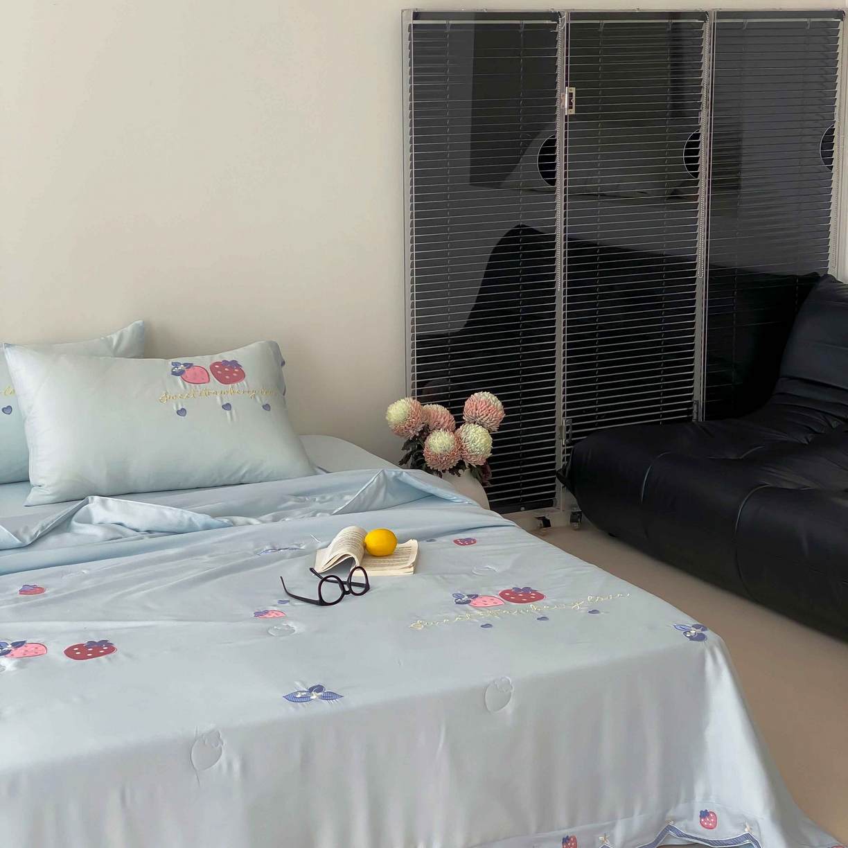 91家纺网 家纺一手货源 找家纺 曼布缇 2025新款A类100S兰精天丝夏被款-草莓物语 草莓物语-奶油蓝