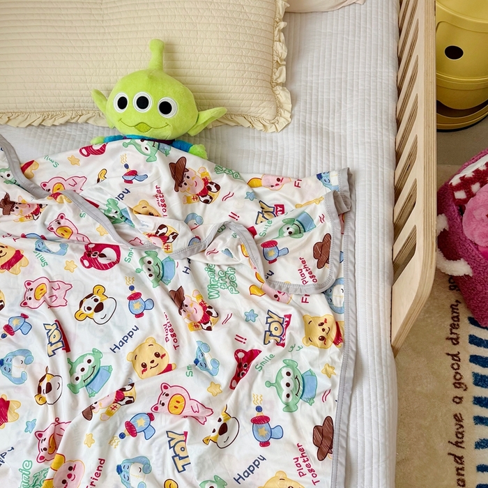 91家纺网 家纺一手货源 找家纺 星期八 2025新款婴儿裸睡级冰丝毯迪斯尼凉感毯 总动员