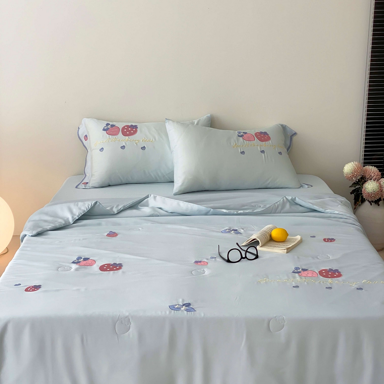 91家纺网 家纺一手货源 找家纺 曼布缇 2025新款A类100S兰精天丝夏被款-草莓物语 草莓物语-奶油蓝